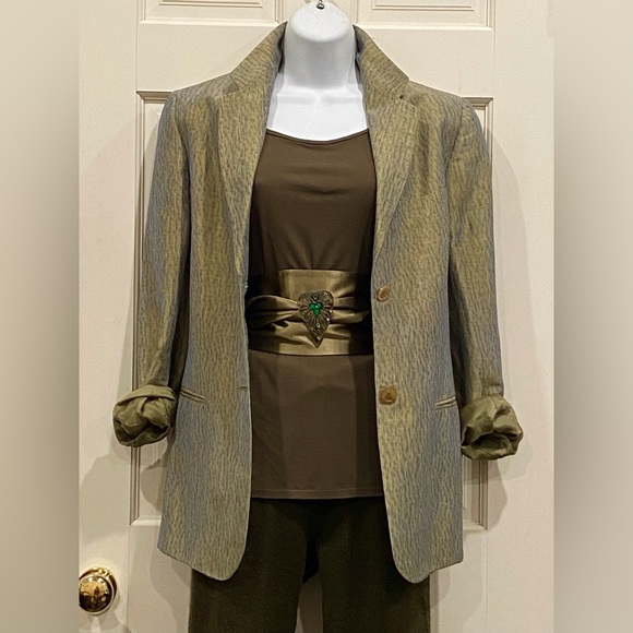 Vintage brass and green stones triangle brooch - Picture 5 of 12